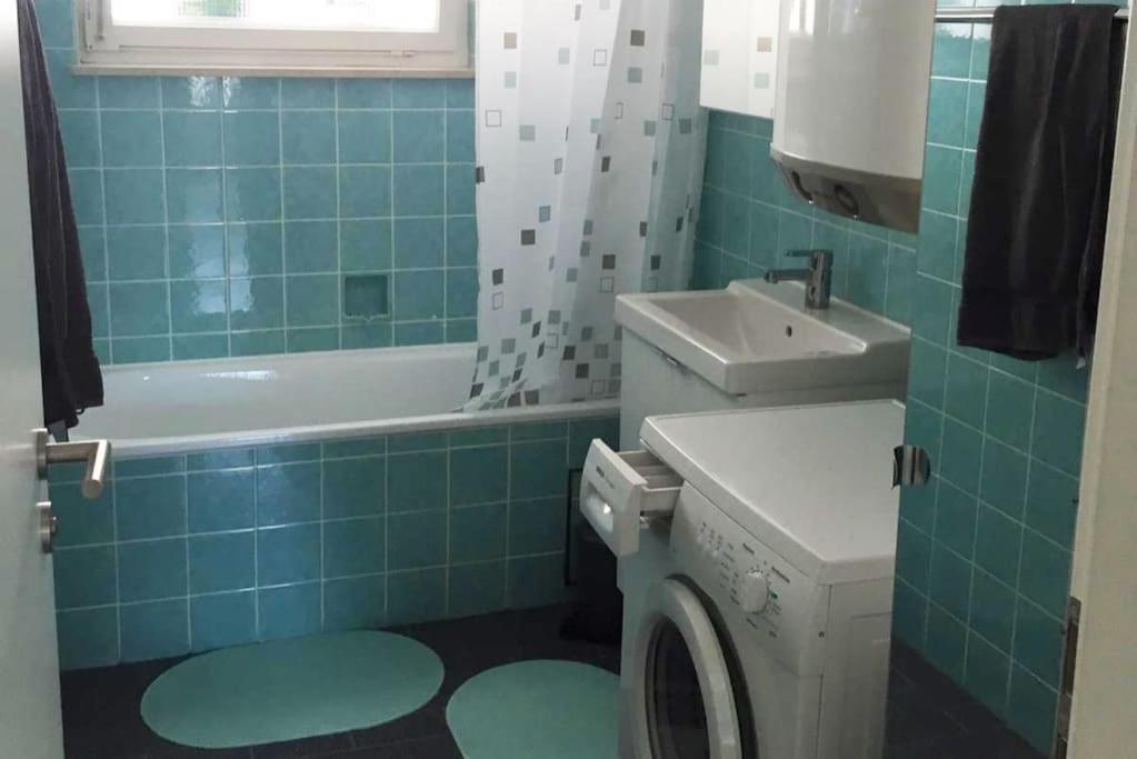 22B Grosse Wohnung Mit Balkon, Smarttv Und Wlan Korb Luaran gambar