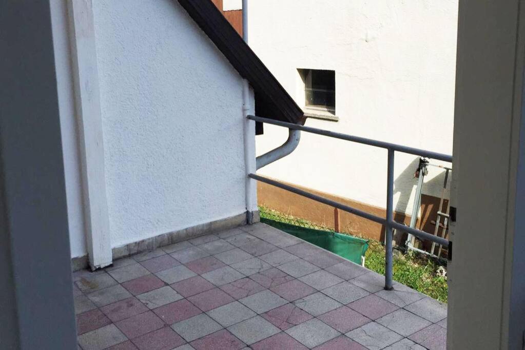 22B Grosse Wohnung Mit Balkon, Smarttv Und Wlan Korb Luaran gambar