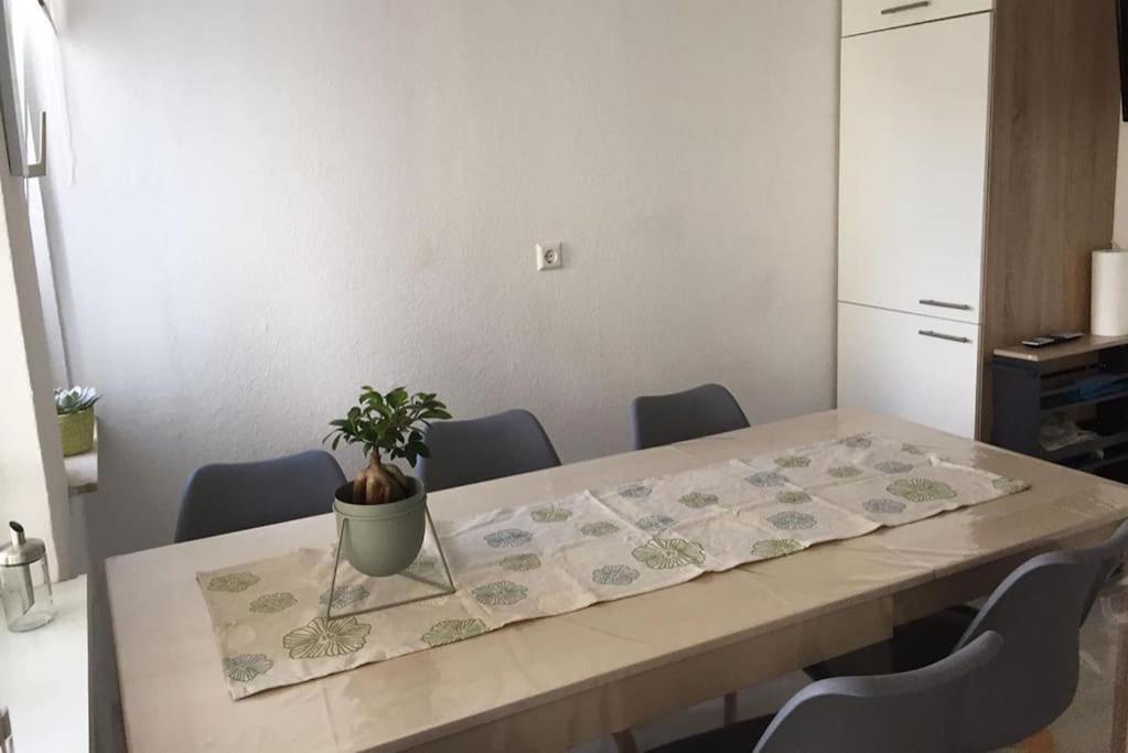 22B Grosse Wohnung Mit Balkon, Smarttv Und Wlan Korb Luaran gambar